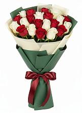 Букет Микс из красных и белых роз в Твери