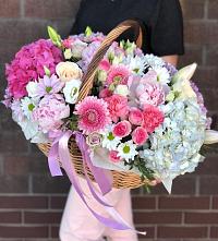 Цветочная композиция из Розы, Хризантемы, Пионы и Лизиантусы в корзине в Твери