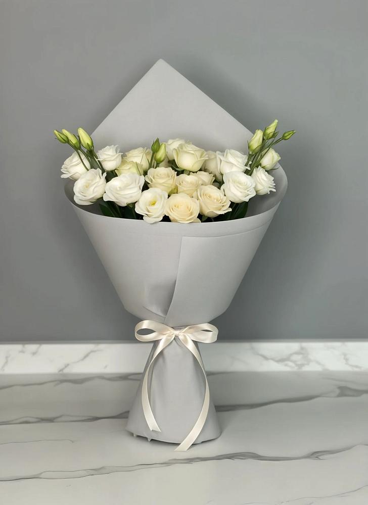 Букет цветов из: Розы и Лизиантусы в Твери