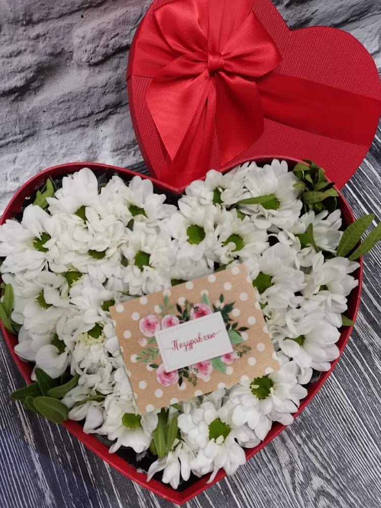 Цветочная композиция из Хризантемы в виде сердца в Твери