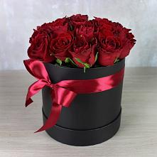 Цветочная композиция из Розы в шляпной коробке в Твери