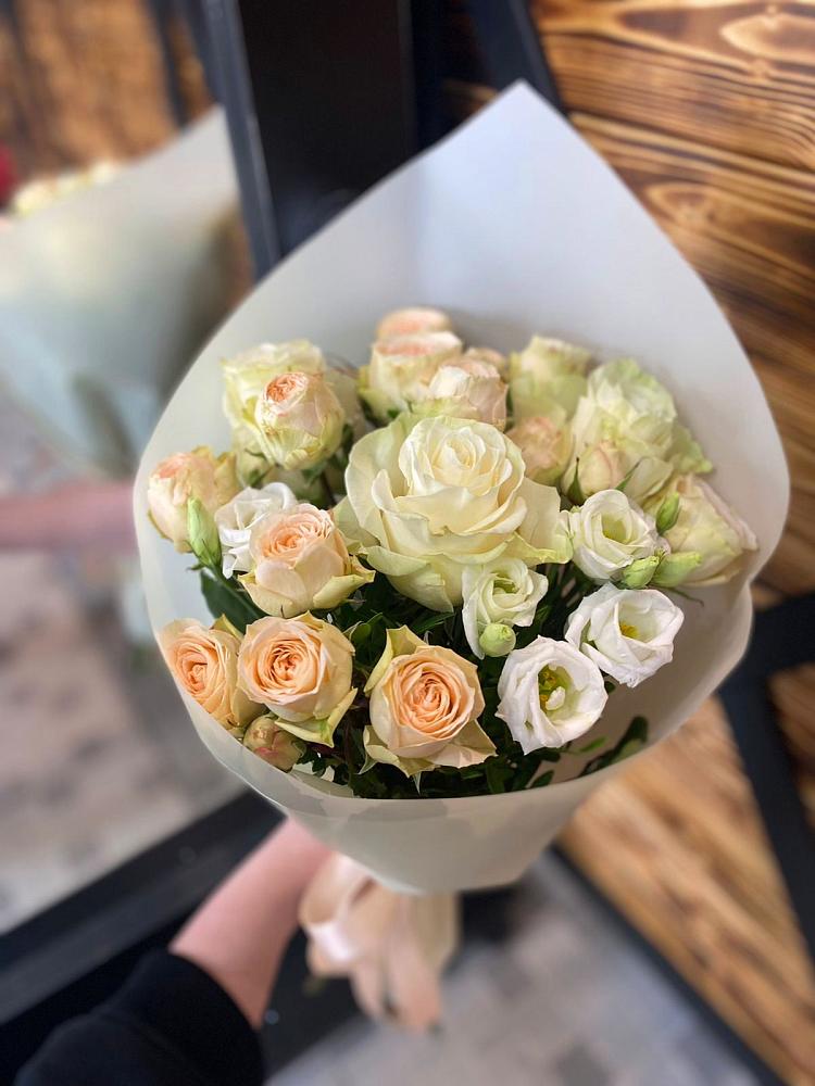 Букет цветов из: Розы и Лизиантусы в Твери